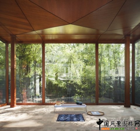 　　茶室的這個(gè)石燈籠結(jié)構(gòu)就像是園景之中漂浮的一顆寶石，而周圍的竹子能夠起到清凈思維的作用。