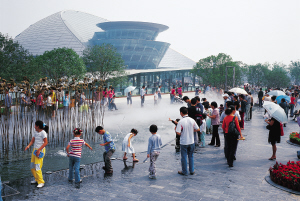 市民廣場(chǎng)已經(jīng)成為市民游客休閑娛樂(lè)的重要場(chǎng)所 