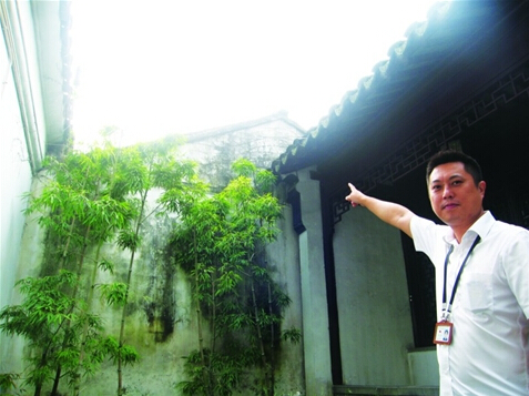 耦園西花園緊臨民宅。