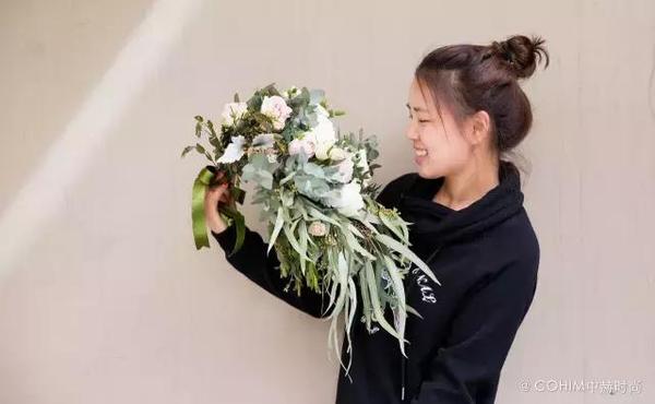 自由動(dòng)態(tài)的花藝設(shè)計(jì)帶來(lái)富有張力的視覺(jué)效果