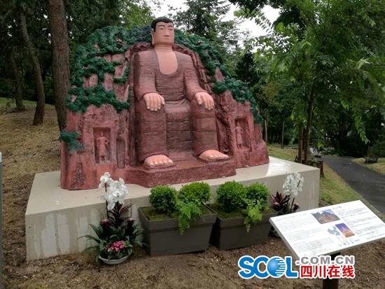 “樂山大佛”落地法國 遙望埃菲爾鐵塔