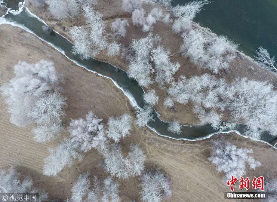 新疆額爾齊斯河現(xiàn)霧凇景觀宛如仙境