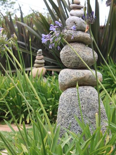 充滿藝術(shù)氣息的花園：帶有雕塑感的石頭