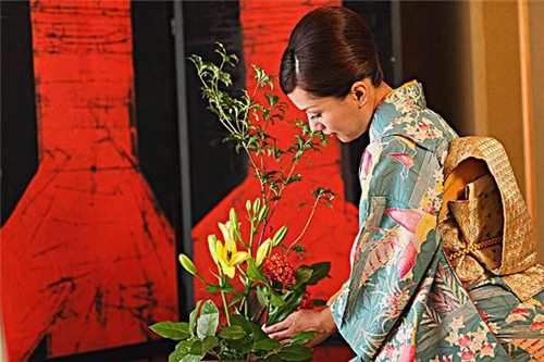 中國的插花技藝卻比其早出現(xiàn)千年！