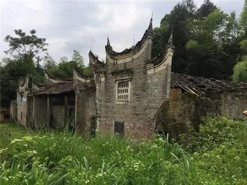湖南鄉(xiāng)村古建筑遭受風(fēng)雨侵襲