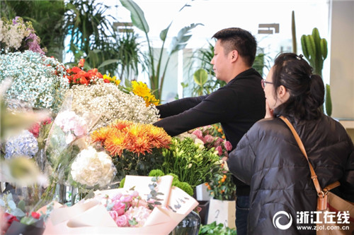 備戰(zhàn)“三八婦女節(jié)” 杭州花卉市場香正濃