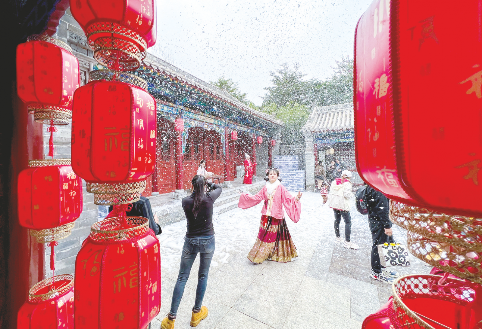 南寧園博園推出浪漫國風(fēng)“飄雪”活動